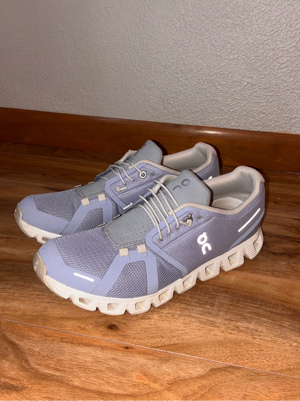 On Cloud 5 Women’s Athletic Running Sneaker Shoes, periwinkle purple- size 9.5